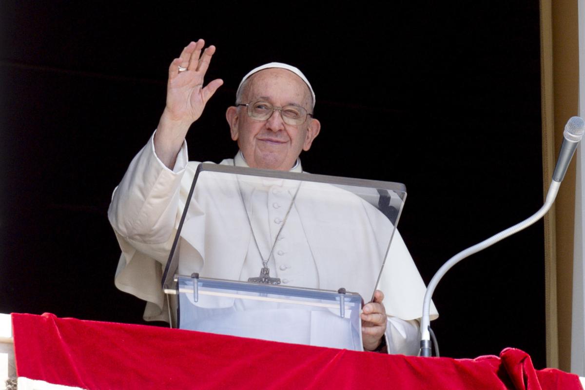 Papa Francesco durante l’Angelus di oggi: “Vicino al popolo del Mar…