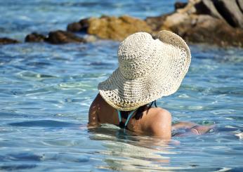 Si può fare il bagno con il ciclo? Ecco perché l’acqua non è nemica…