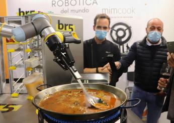 Il robot chef impara a preparare ricette guardando i video: l’innovazione che rivoluziona la cucina