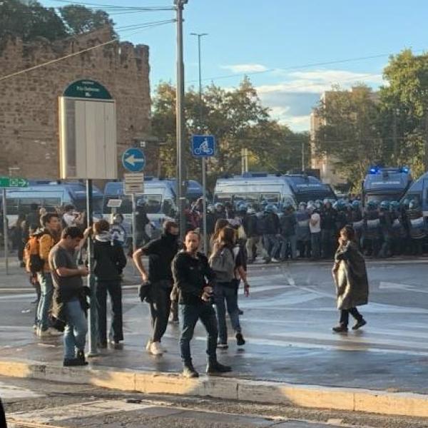 Manifestazione pro-Palestina, Roma blindata: in 6 mila a piazzale Ostiense. Scontri con lanci di molotov e idranti in azione, diversi feriti | FOTO E VIDEO