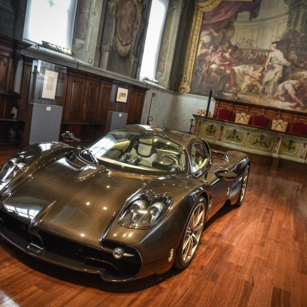 La nuova supercar Pagani Utopia presentata a Milano al museo Da Vinci