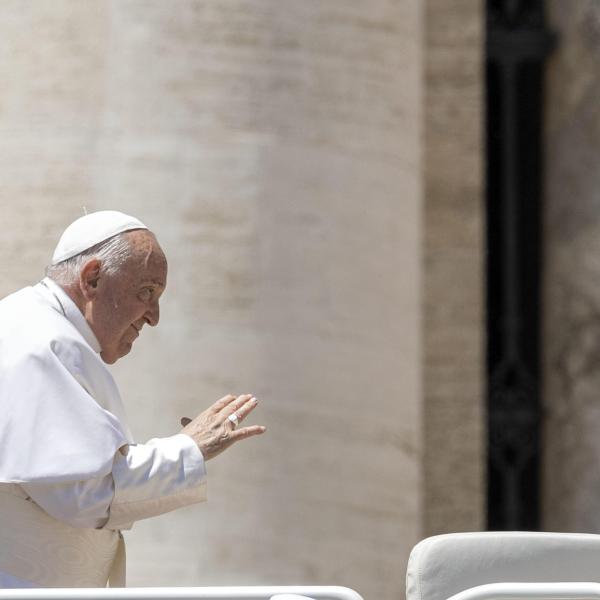 Papa Francesco e la “frociaggine” nei seminari, Simona Aiello, prof. transgender e candidata per FdI a Torre Annunziata: “Rimango una credente, ma le parole sono pietre”