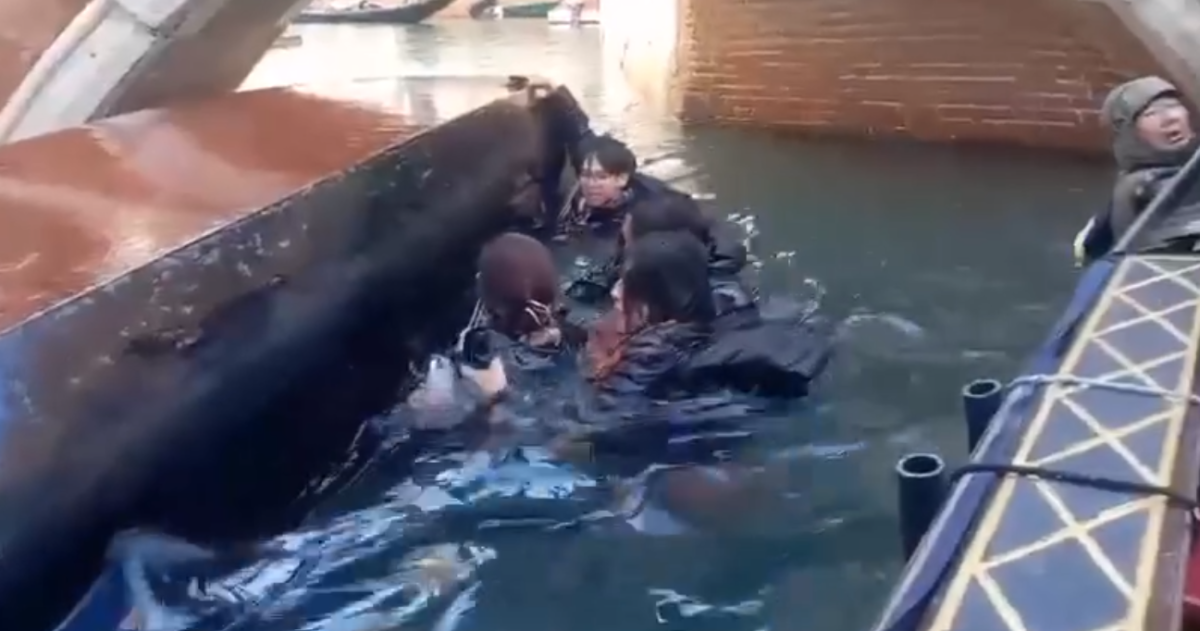 Gondola si ribalta a Venezia, turisti finiscono in acqua: “Volevano…