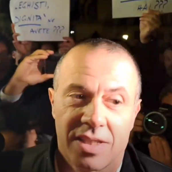 Fiaccolata per Navalny, fischi e cartelloni contro la Lega: “Vergogna, non avete dignità”. Romeo: “Qualcuno vuole strumentalizzare la manifestazione” | VIDEO