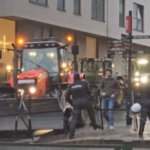 Bruxelles, agricoltori in protesta forzano il blocco della polizia: roghi in tutta la città e idranti sulla folla | VIDEO