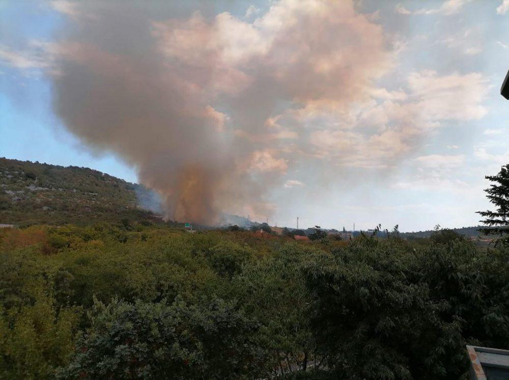 Dal Carso a Sassari, un’altra giornata di pericolosi incendi e rischio diossina