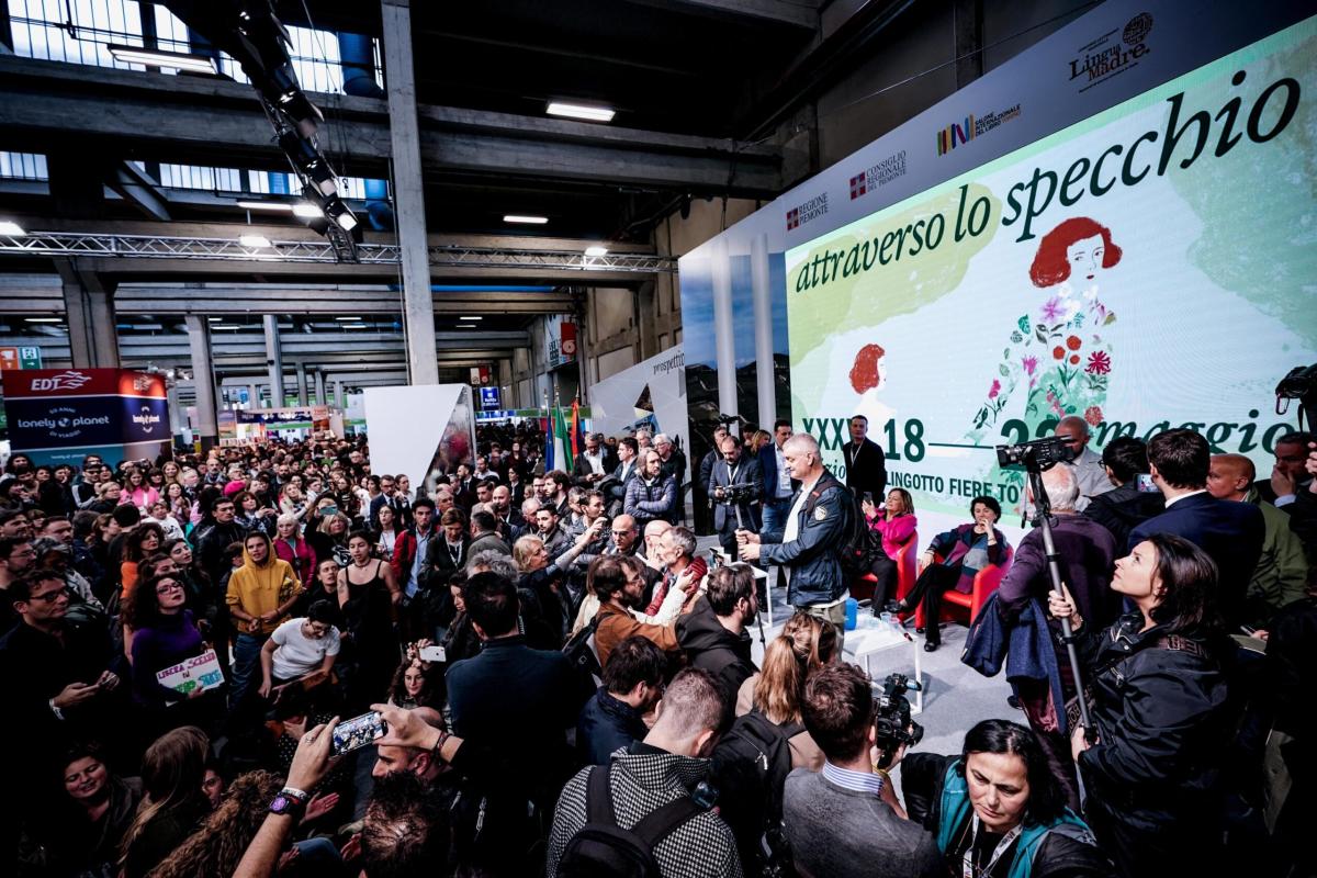 Salone del Libro, attivisti contro il ministro Roccella: “Giù le ma…