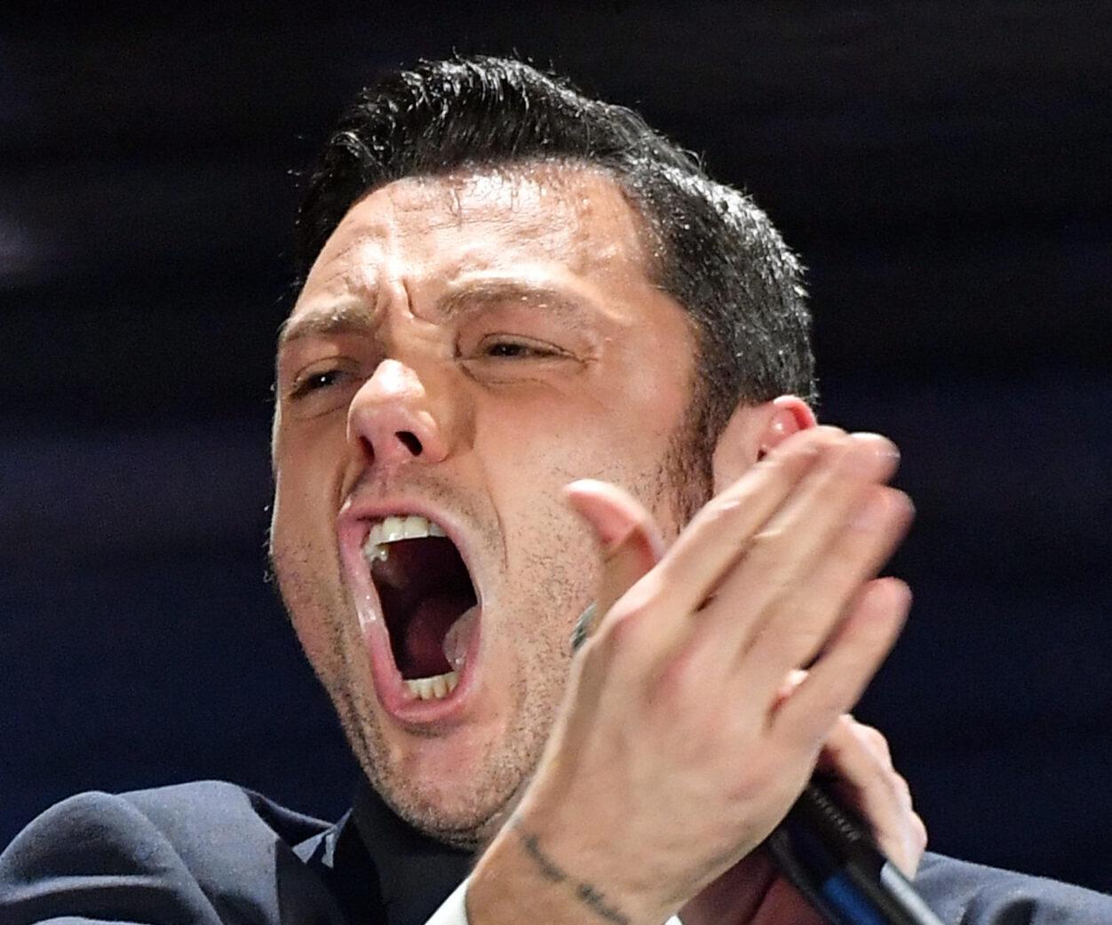 Tiziano Ferro a Messina sfiora il sold out: previste 40mila persone e alberghi pieni, 30 le canzoni che canterà