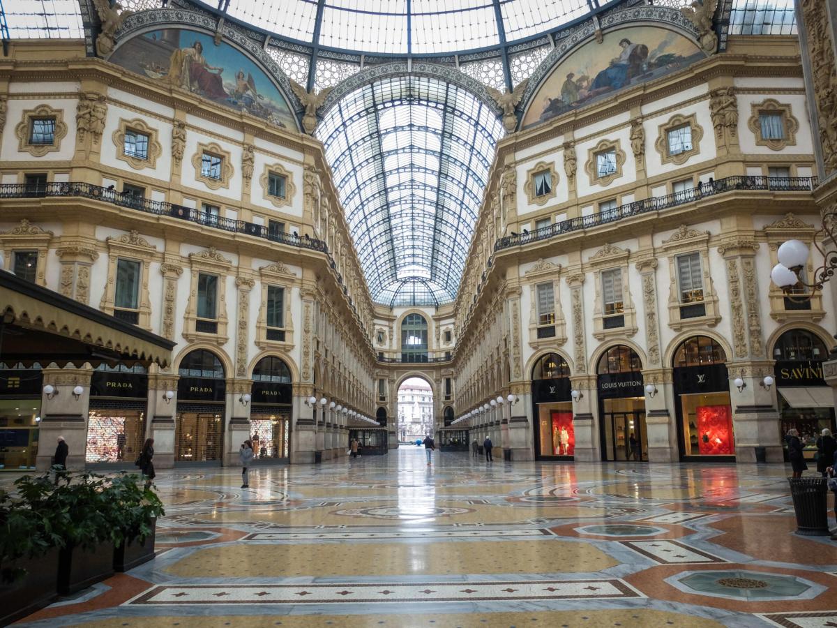 Milano, writers con lo spray scrivono sull’arco della Galleria Vitt…