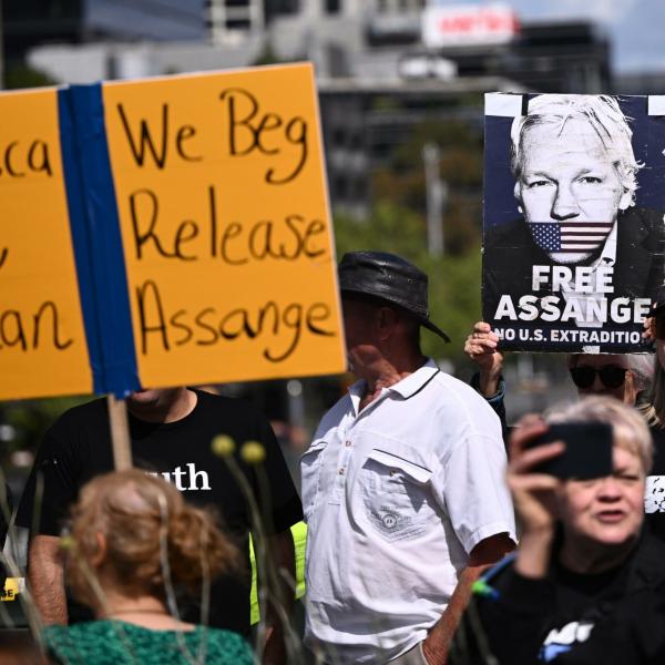 Chi è Julian Assange e cosa ha fatto? Dalla fondazione di WikiLeaks ad oggi