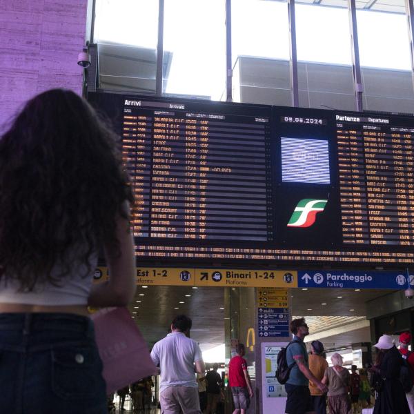 Treni in ritardo, le segnalazioni ‘viaggiano’ sui social: il Pd lancia l’hashtag Salvini Experience e Azione la ‘Posta dei Ritardi’