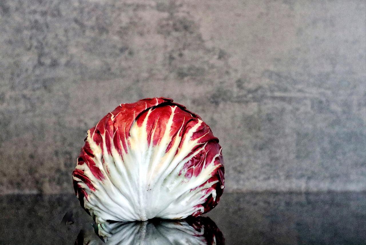 I nove benefici del radicchio per il corpo: calorie e consumo