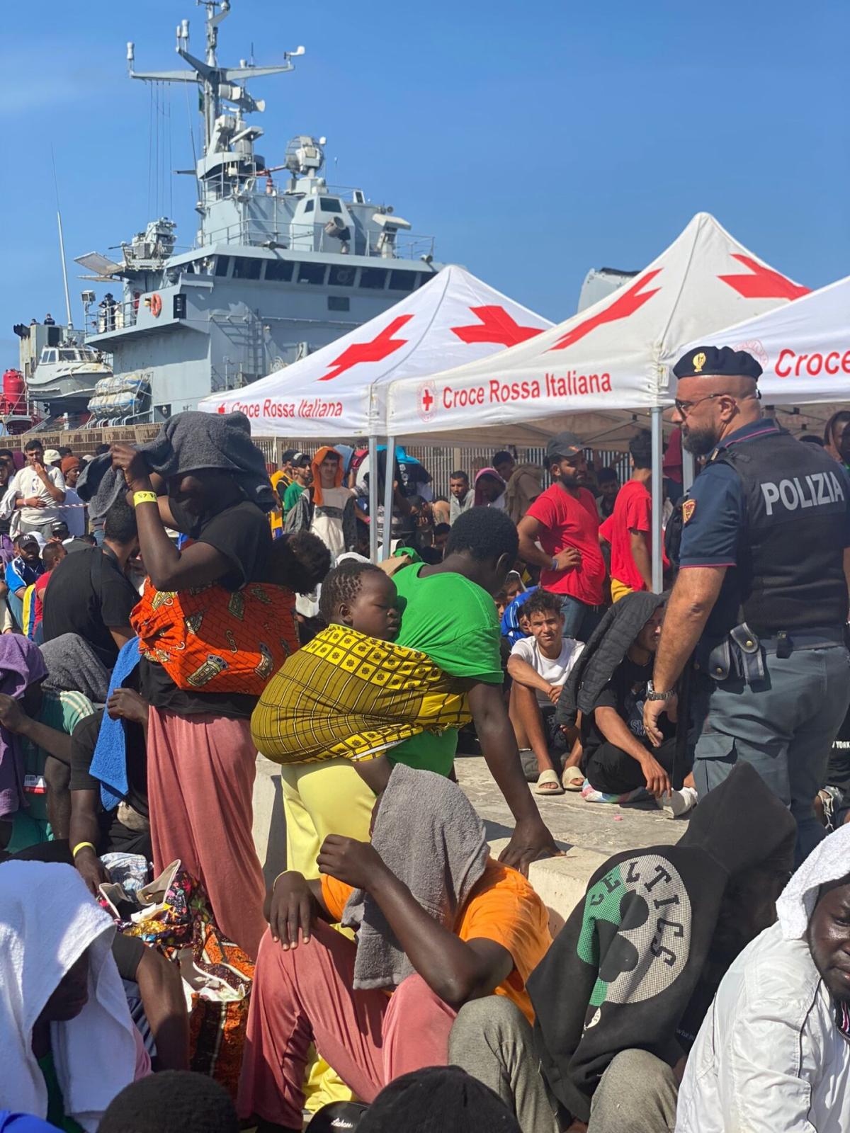 Migranti Lampedusa, le lunghe code per gli imbarchi | VIDEO + FOTO