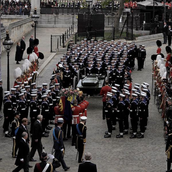 Funerale Elisabetta II°, la processione prosegue verso Buckingham P…