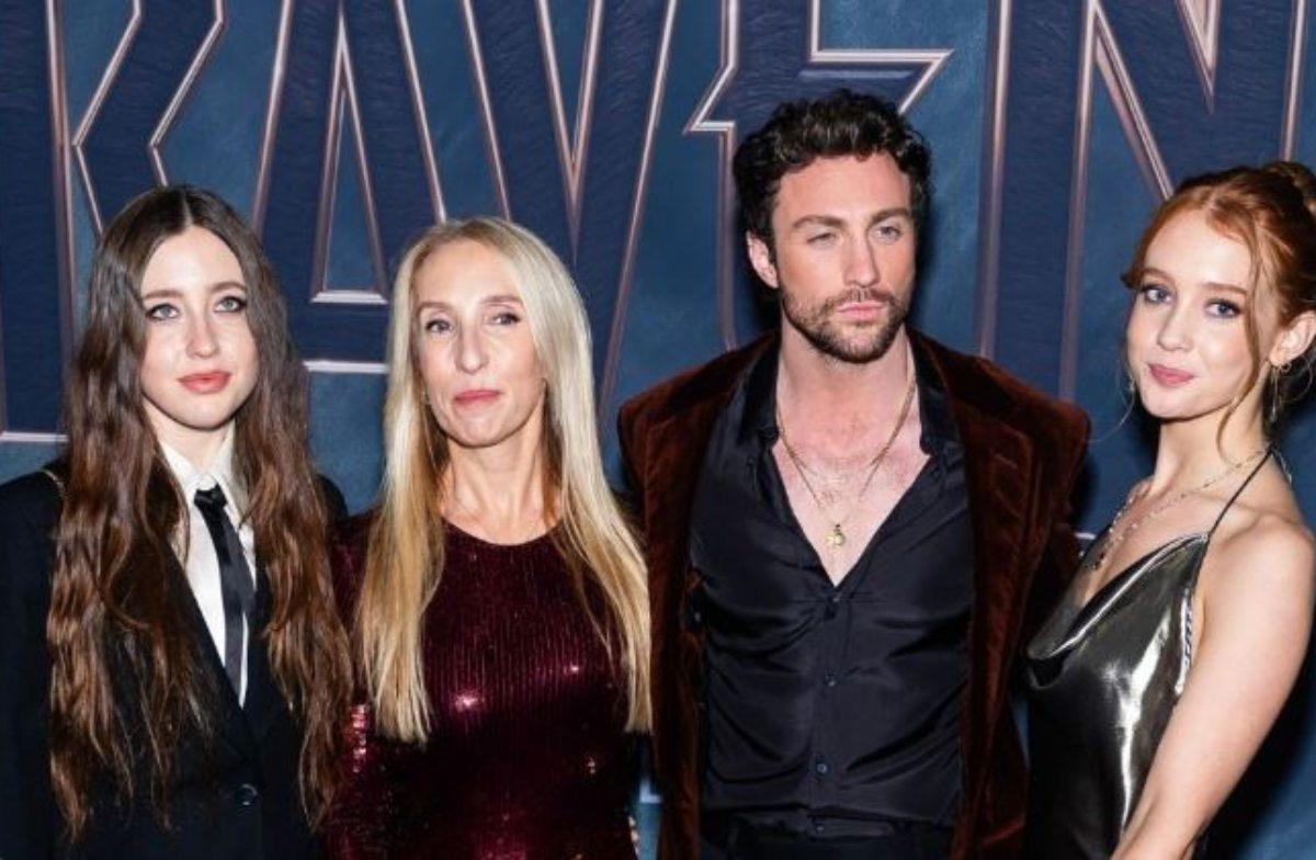 Aaron Taylor Johnson, 34 anni e sua moglie, 57, in una rara foto di famiglia sul red carpet