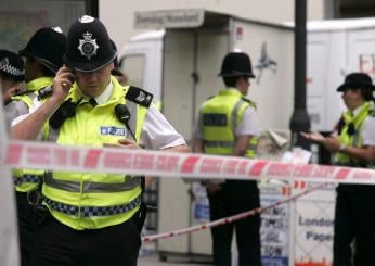 Panico a Londra, persone accoltellate con una katana nella metro, arrestato un uomo, cinque i feriti, morto un 13enne | VIDEO