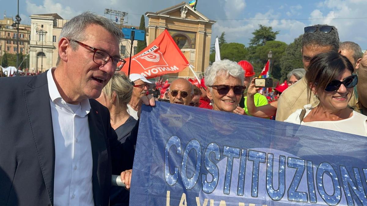 Manifestazione della Cgil, il comizio conclusivo di Landini dal pal…