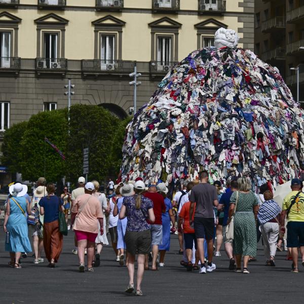 Movimento Cinque Stelle e Italia Viva messe d’accordo dalla Venere degli stracci di Pistoletto: dov’è successo il miracolo