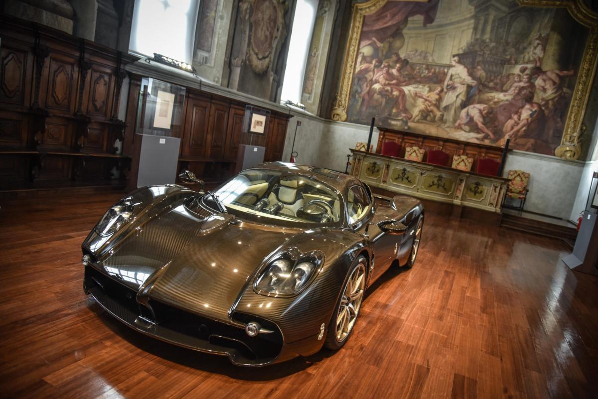 La nuova supercar Pagani Utopia presentata a Milano al museo Da Vinci