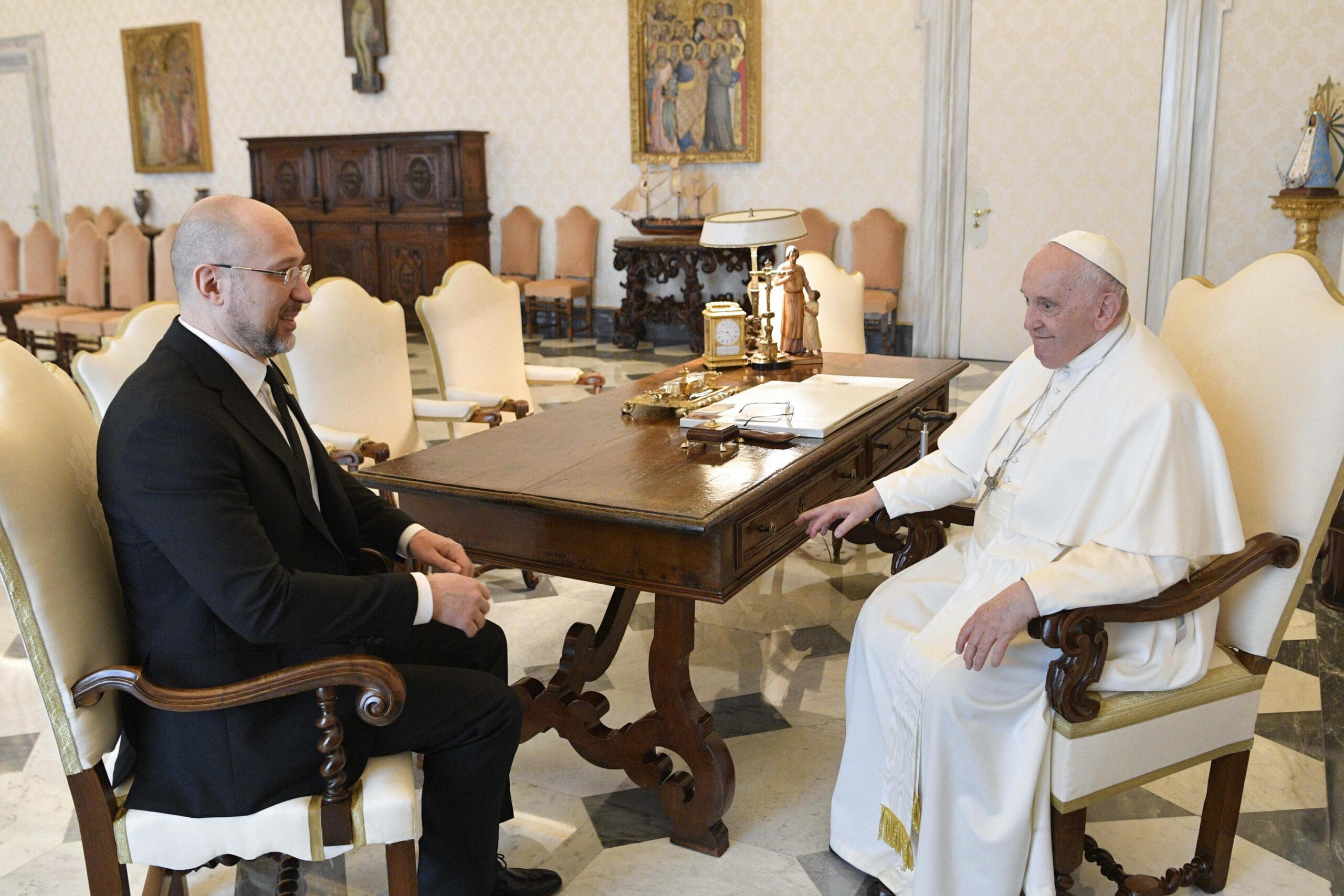 Papa Francesco riceve il premier ucraino Shmyhal, scambio di doni tra i due