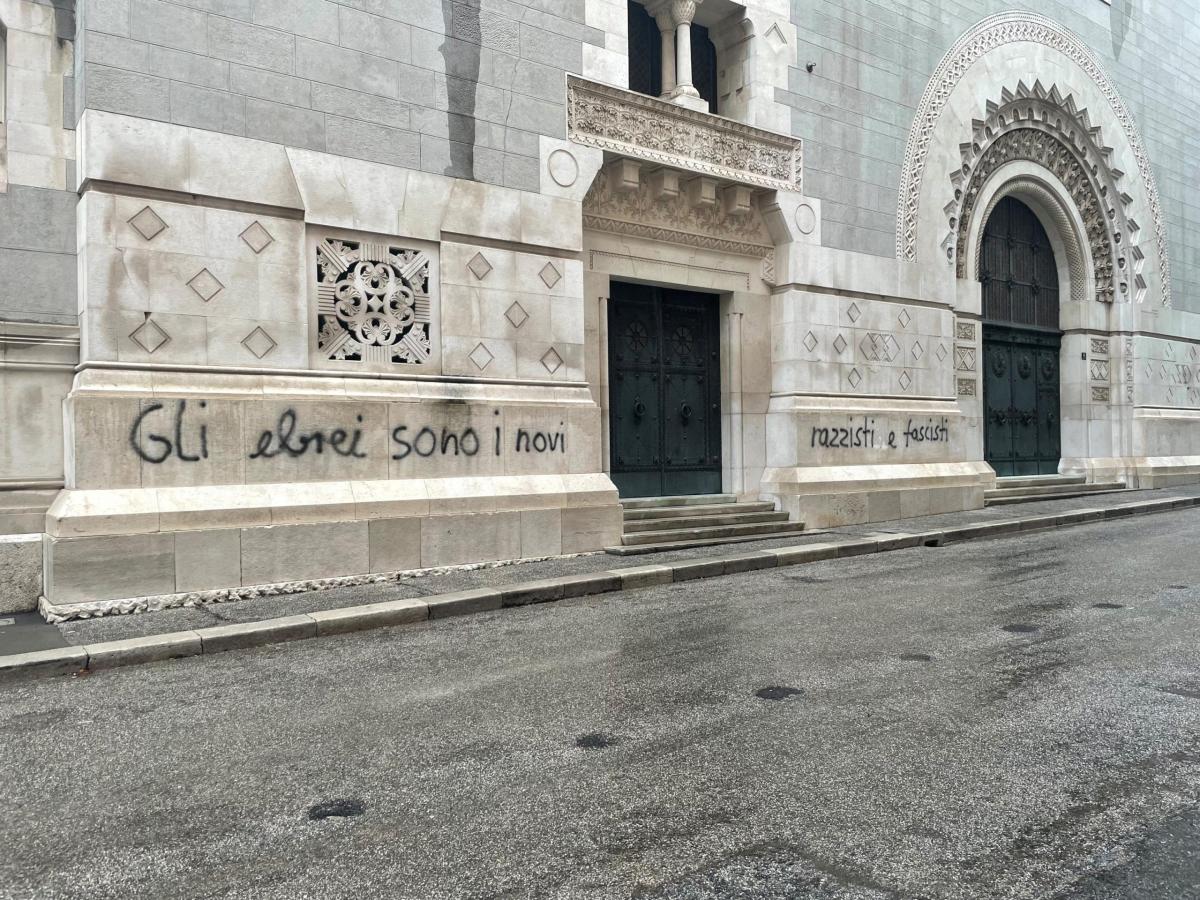 Trieste, scritte antisemite sul muro della sinagoga: “Gli ebrei son…