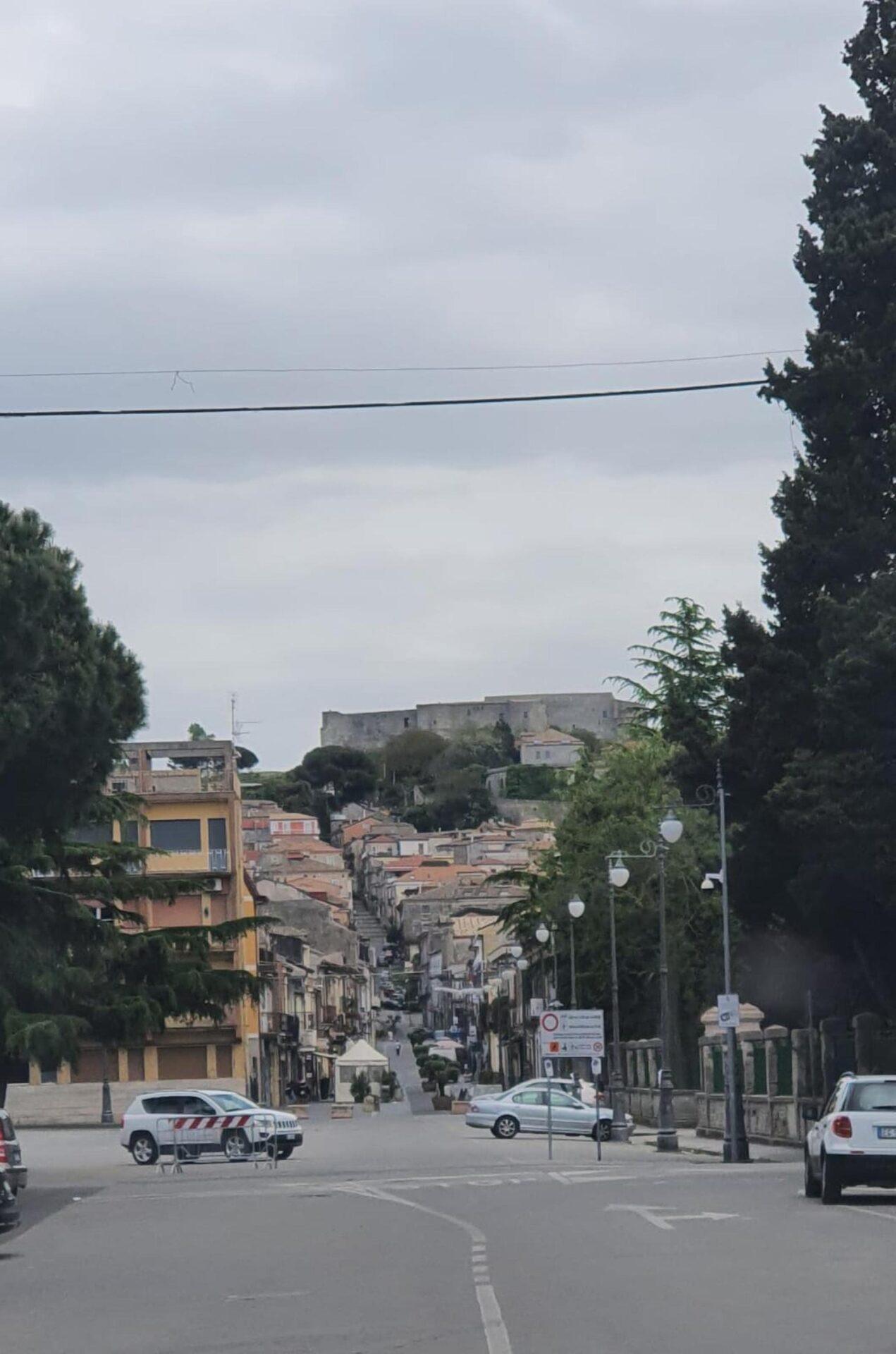 Incendio sulla A2 tra Vibo Valentia e Pizzo: traffico deviato