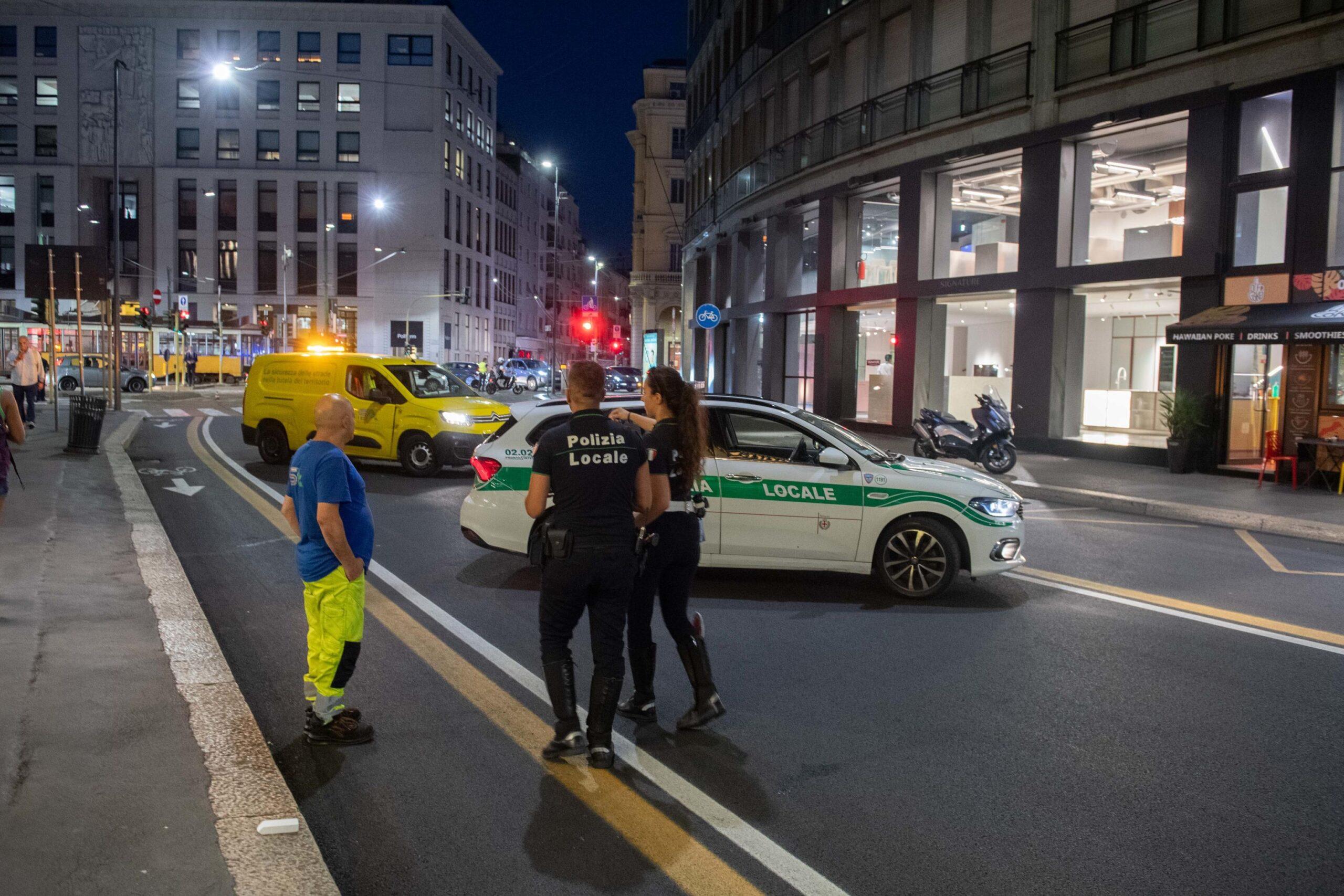 Milano, incidente nella notte a Quarto Oggiaro: morta una 20enne, 4 feriti