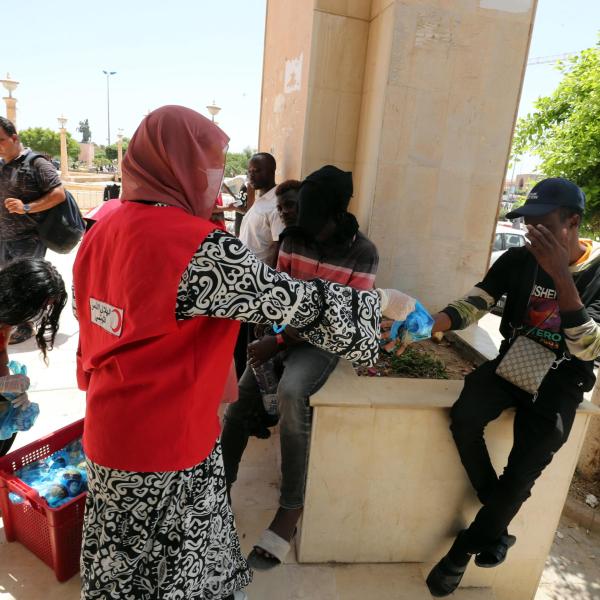 Tunisia, la polizia sgombera i migranti dal centro di Sfax