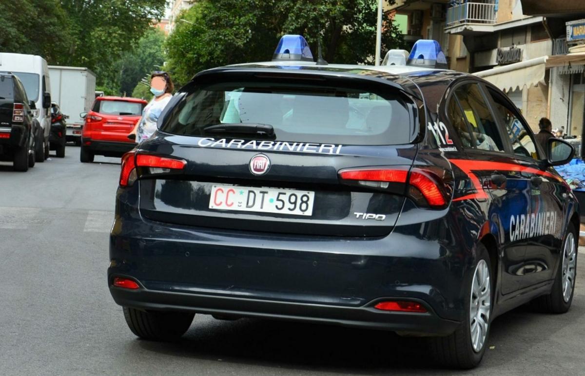 Roma, minaccia suicidio su cornicione di un palazzo: i Carabinieri …