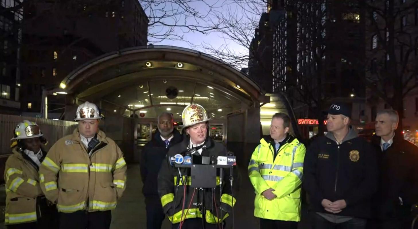 New York, incidente nella metro: scontro tra due treni, 24 feriti lievi | FOTO E VIDEO