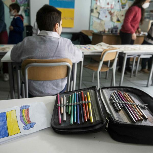 Festa del papà negata? Scoppia il caso della scuola dell’infanzia “Ada Negri”: la verità dietro le polemiche mediatiche