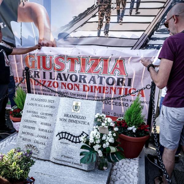 Strage di Brandizzo, la ricostruzione un anno dopo: gli operai morti, gli indagati. Cosa sappiamo ad oggi dell’incidente ferroviario