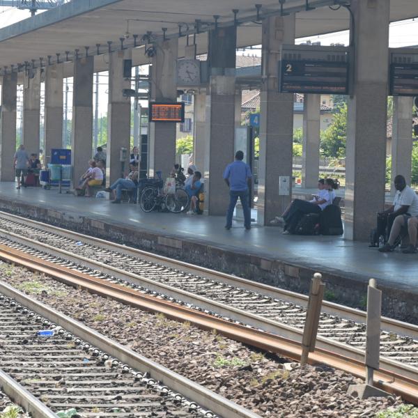 Giallo a Castellanza, nel Varesotto, trovato un cadavere sui binari: in tilt la Novara-Malpensa