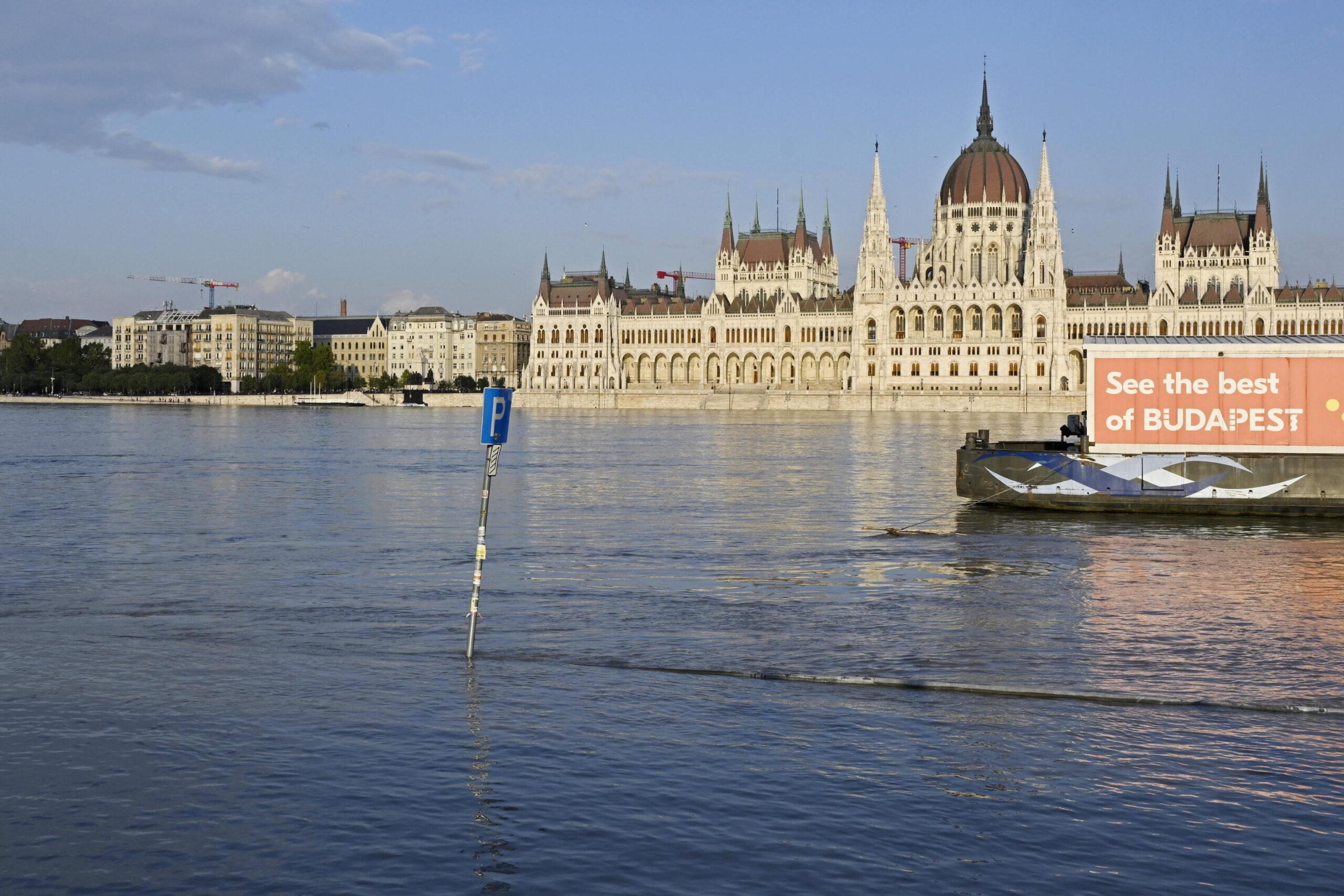 Maltempo a Budapest, il ciclone Boris investe la capitale ungherese: piogge record, esonda il Danubio | FOTO E VIDEO