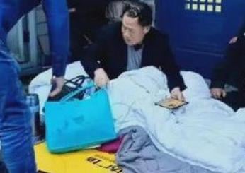 Cina, virologo che ha scoperto genoma Covid dorme in strada per protesta: è stato sfrattato dal laboratorio | FOTO