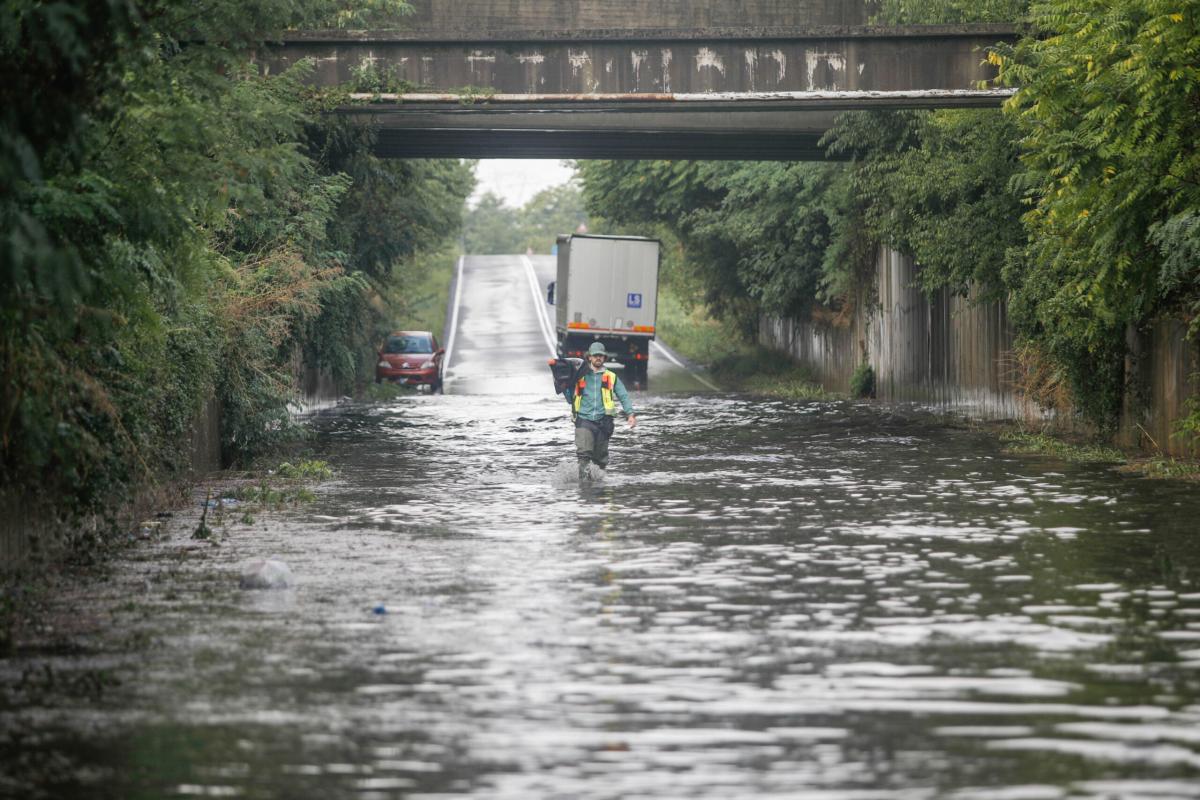 Allerta maltempo a Milano: sotto osservazione il Lambro, Seveso già esondato | VIDEO