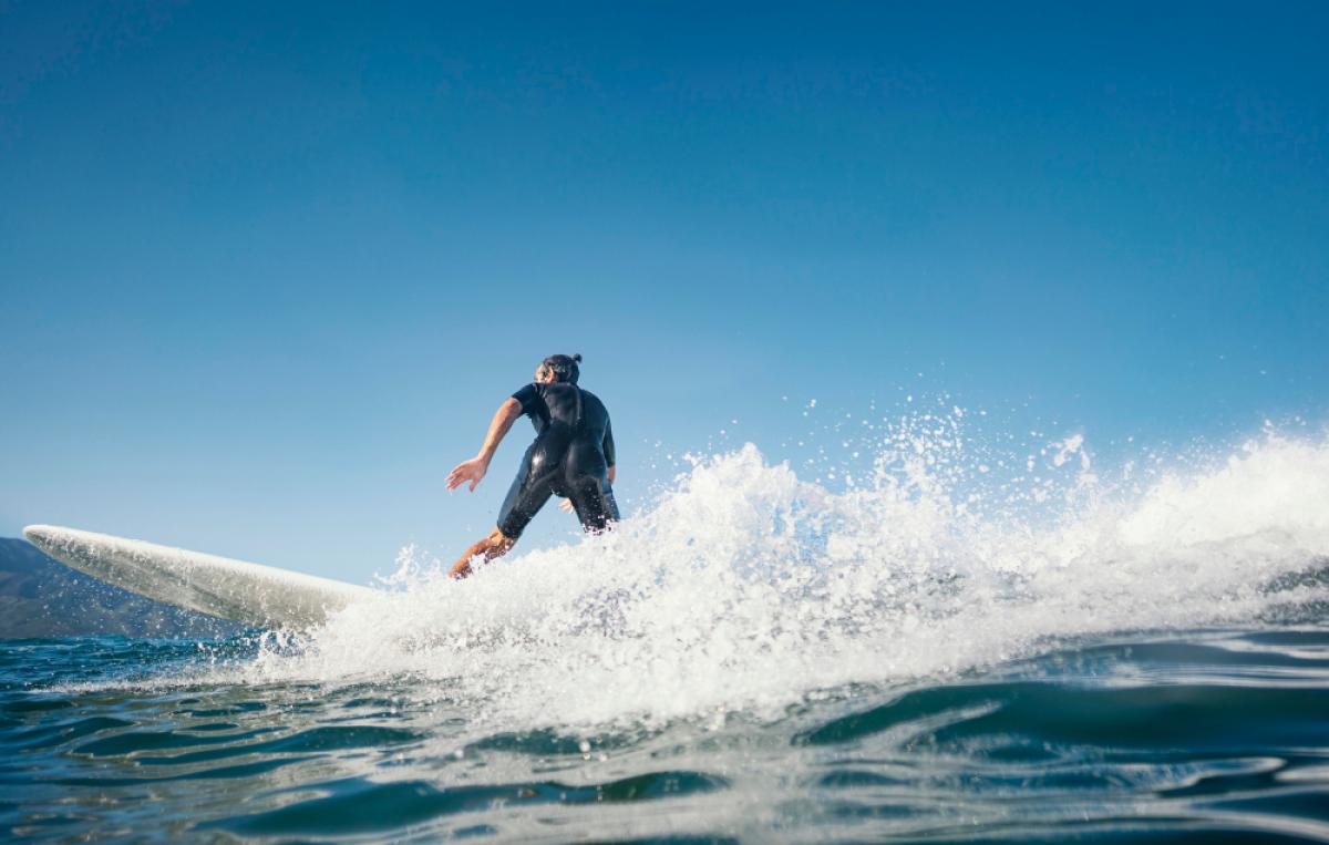 Quali muscoli allena il surf: quali sono i benefici per corpo e mente?