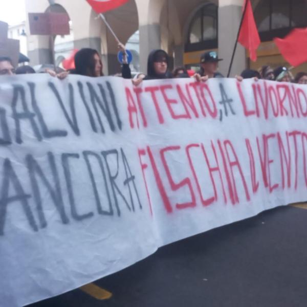 Salvini a Livorno, tensioni tra manifestanti e polizia per la presentazione del libro fuori dal Teatro 4 Mori | VIDEO