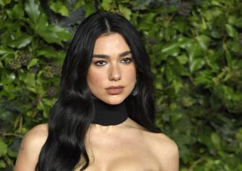 Dua Lipa scatenata al concerto di Mahmood: scatta il selfie