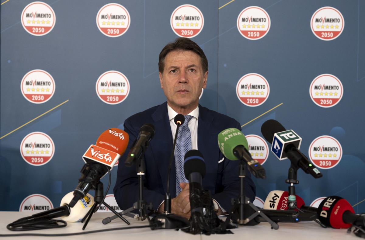 Dimissioni Conte, la lunga notte del Movimento 5 Stelle. L’ex premier: “Sono sul piatto della cena”. Poi annuncia una costituente in autunno. E i suoi fedelissimi lo sostengono | VIDEO