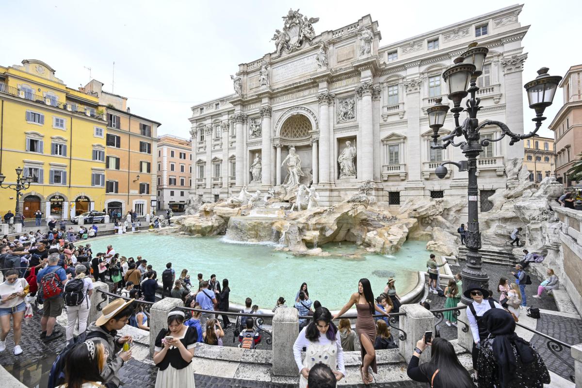 Roma, bagno notturno nella Fontana di Trevi: prima entra in acqua, …