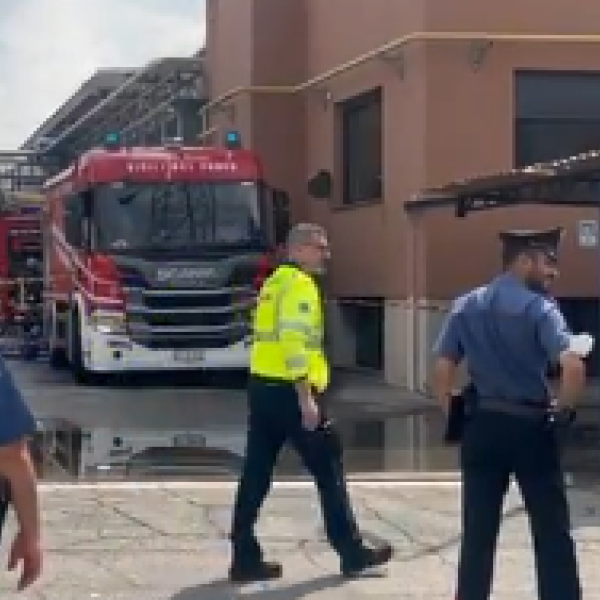 Tragedia a Monza, devastante esplosione in un’azienda di vernici a Brugherio: morto un operaio di 24 anni | FOTO e VIDEO