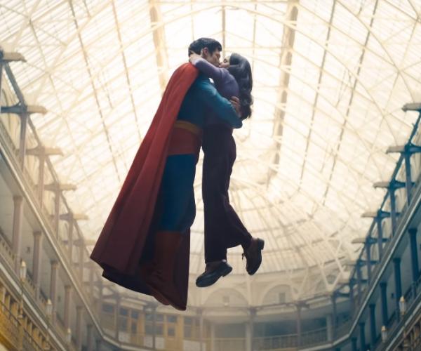 Superman, nel trailer James Gunn lo riporta alle radici di eroe della gentilezza in tempi di crisi