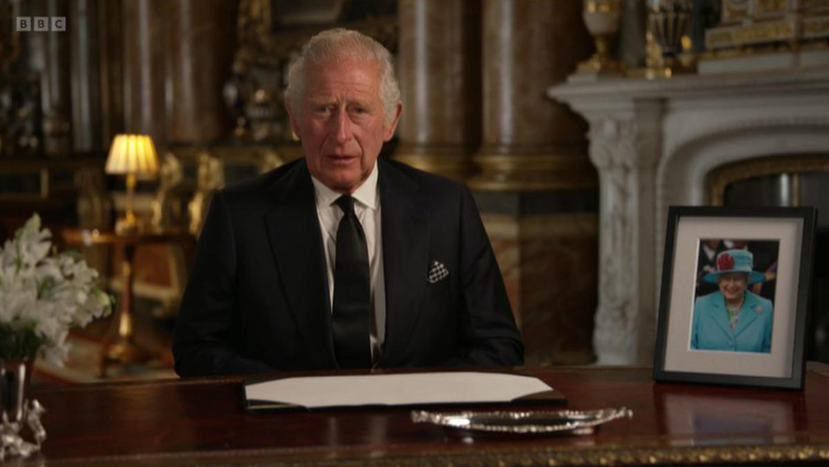 Re Carlo III ha licenziato lo staff di Clarence House, la lettera d…