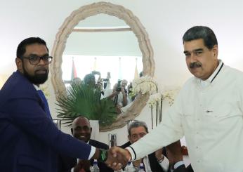 Incontro Venezuela-Guyana sull’Esequibo: stretta di mano tra Maduro…