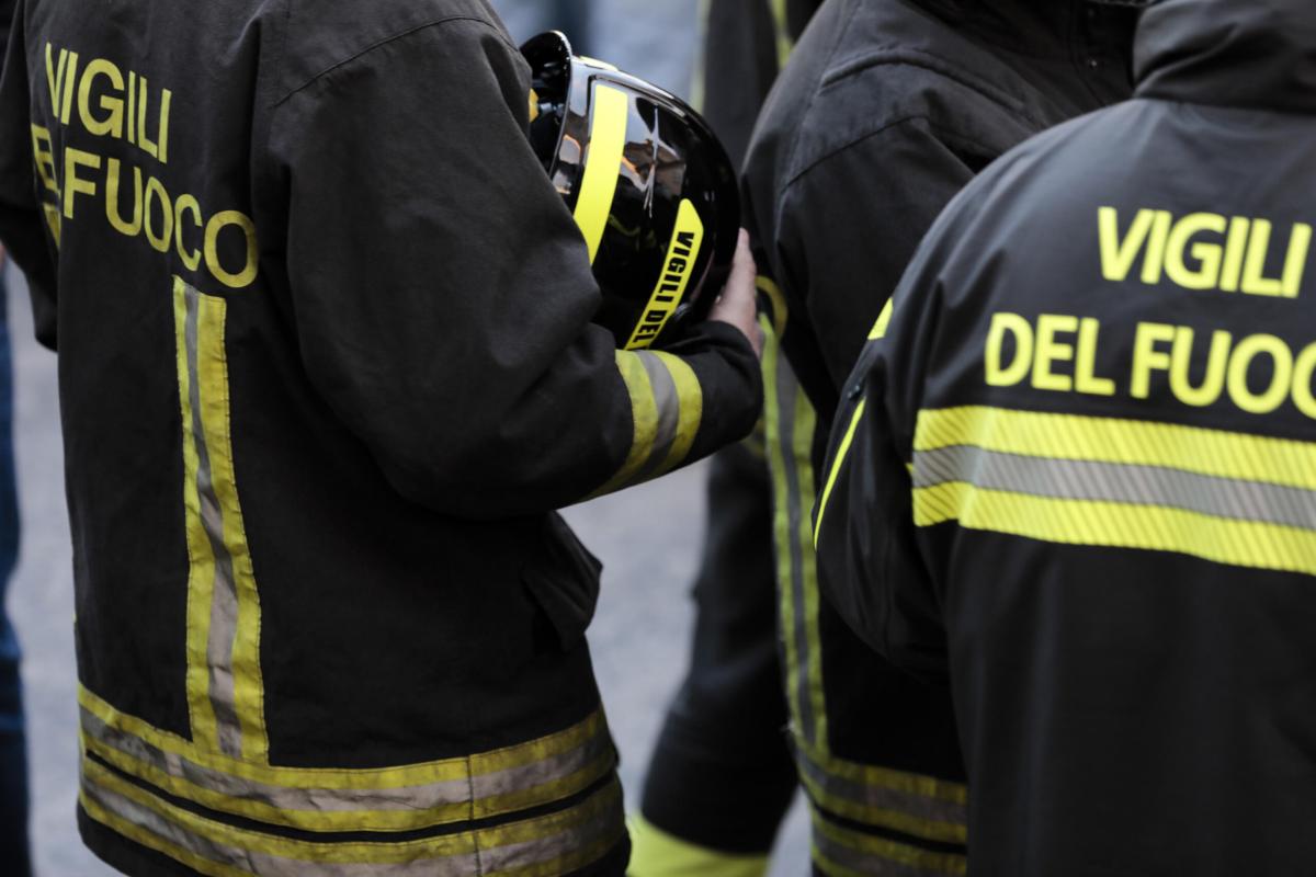 Savona, incendio a Zuccarello, brucia la collina: paura per le fiam…