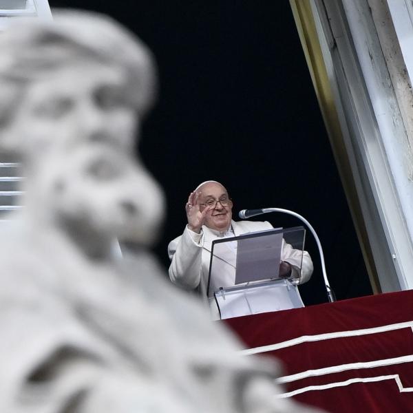 Angelus, papa Francesco invita alla sobrietà nell’uso dei social e invoca la pace nel Caucaso meridionale