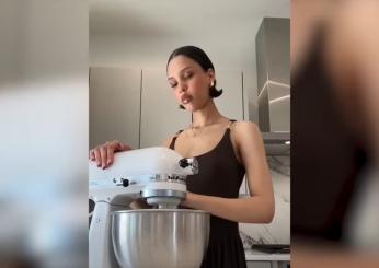 Chi è Nara Smith? La modella fa video Asmr mentre cucina in abito da sera e diventa famosa