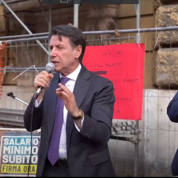 Conte ed il M5S in sit-in di fronte al Mef: “Su extraprofitti banche il Governo non ha visione”| VIDEO