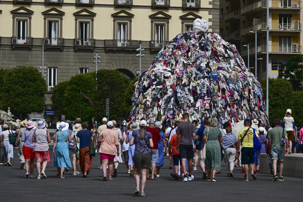 Movimento Cinque Stelle e Italia Viva messe d’accordo dalla Venere degli stracci di Pistoletto: dov’è successo il miracolo